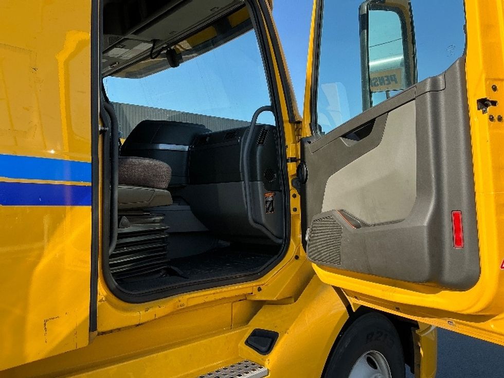 Sleeper Tractor-Heavy Duty Tractors-Volvo-2022-VNL64760-East Chicago-IN-516,644\n\t\tmiles-$ 66,500 - Image 13