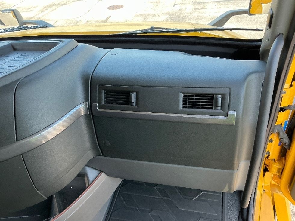 Sleeper Tractor-Heavy Duty Tractors-Volvo-2022-VNL64760-East Chicago-IN-516,644\n\t\tmiles-$ 66,500 - Image 14