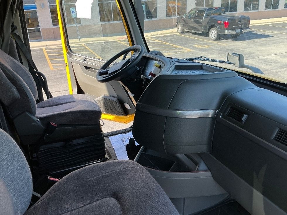 Sleeper Tractor-Heavy Duty Tractors-Volvo-2022-VNL64760-East Chicago-IN-516,644\n\t\tmiles-$ 66,500 - Image 15