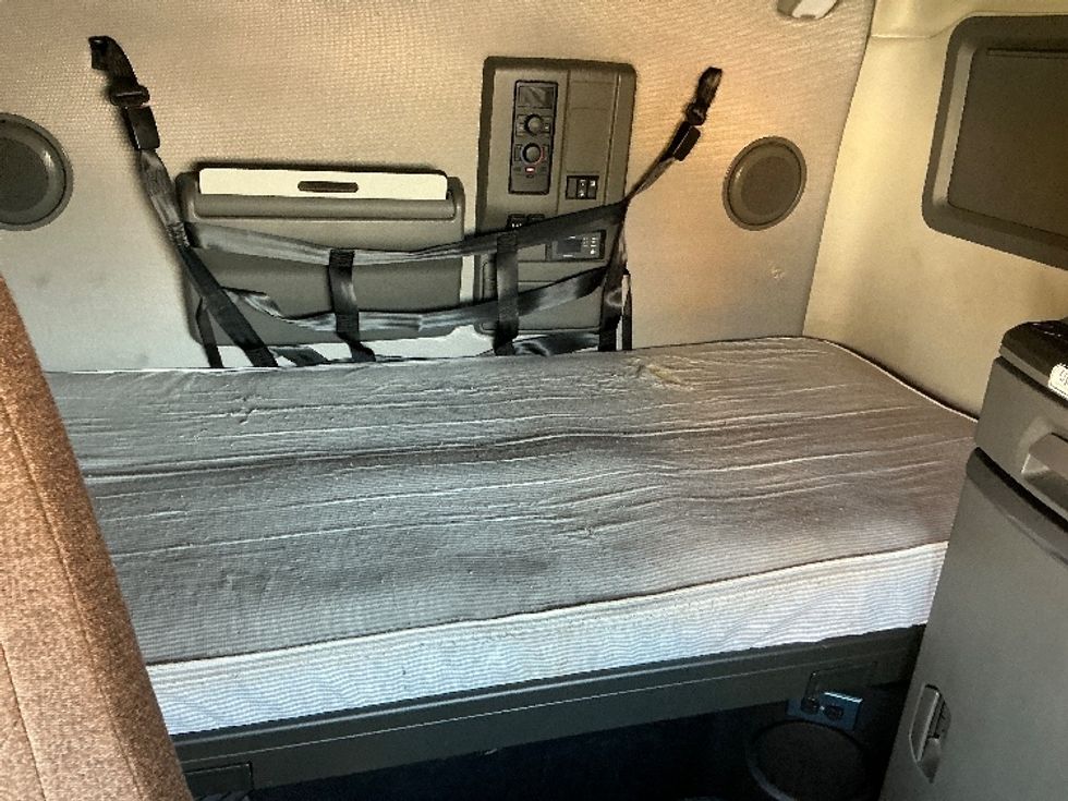 Sleeper Tractor-Heavy Duty Tractors-Volvo-2022-VNL64760-East Chicago-IN-516,644\n\t\tmiles-$ 66,500 - Image 16