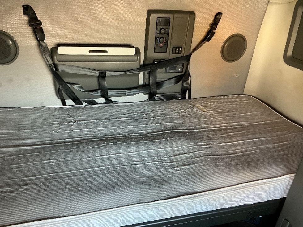 Sleeper Tractor-Heavy Duty Tractors-Volvo-2022-VNL64760-East Chicago-IN-516,644\n\t\tmiles-$ 66,500 - Image 17