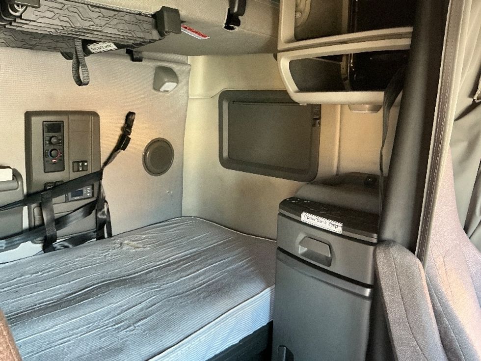 Sleeper Tractor-Heavy Duty Tractors-Volvo-2022-VNL64760-East Chicago-IN-516,644\n\t\tmiles-$ 66,500 - Image 18