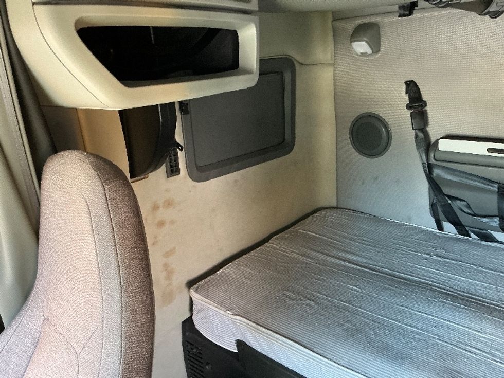 Sleeper Tractor-Heavy Duty Tractors-Volvo-2022-VNL64760-East Chicago-IN-516,644\n\t\tmiles-$ 66,500 - Image 19