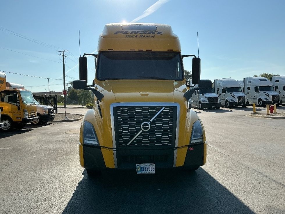 Sleeper Tractor-Heavy Duty Tractors-Volvo-2022-VNL64760-East Chicago-IN-516,644\n\t\tmiles-$ 66,500 - Image 2