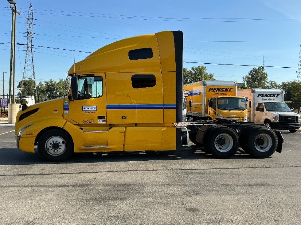 Sleeper Tractor-Heavy Duty Tractors-Volvo-2022-VNL64760-East Chicago-IN-516,644\n\t\tmiles-$ 66,500 - Image 4
