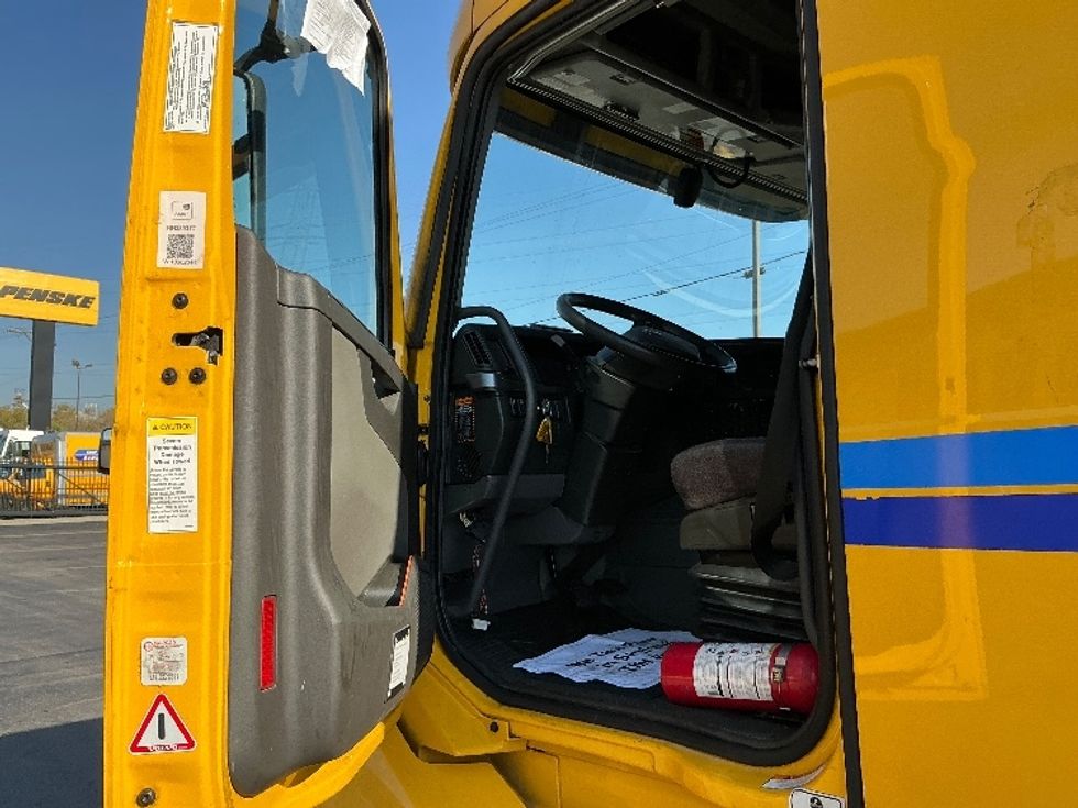 Sleeper Tractor-Heavy Duty Tractors-Volvo-2022-VNL64760-East Chicago-IN-516,644\n\t\tmiles-$ 66,500 - Image 9