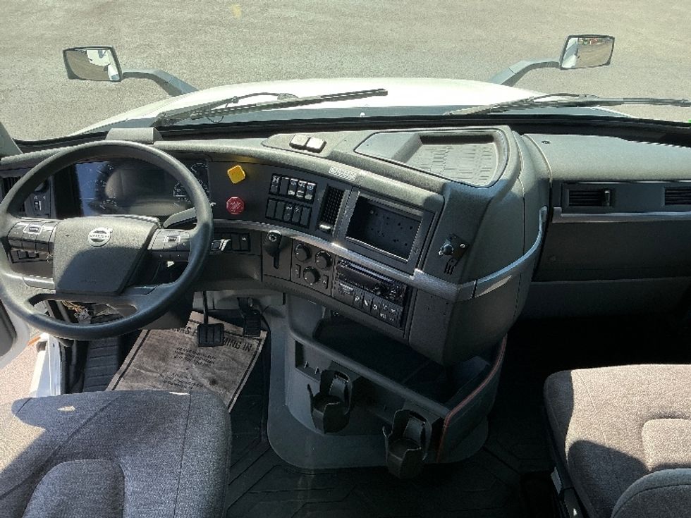 Sleeper Tractor-Heavy Duty Tractors-Volvo-2022-VNL64760-East Chicago-IN-517,873\n\t\tmiles-$ 70,500 - Image 12