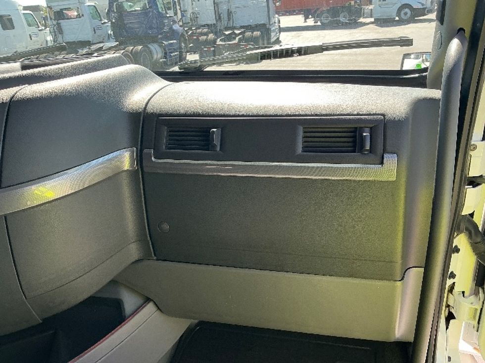 Sleeper Tractor-Heavy Duty Tractors-Volvo-2022-VNL64760-East Chicago-IN-517,873\n\t\tmiles-$ 70,500 - Image 14