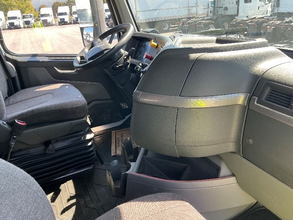 Sleeper Tractor-Heavy Duty Tractors-Volvo-2022-VNL64760-East Chicago-IN-517,873\n\t\tmiles-$ 70,500 - Image 15