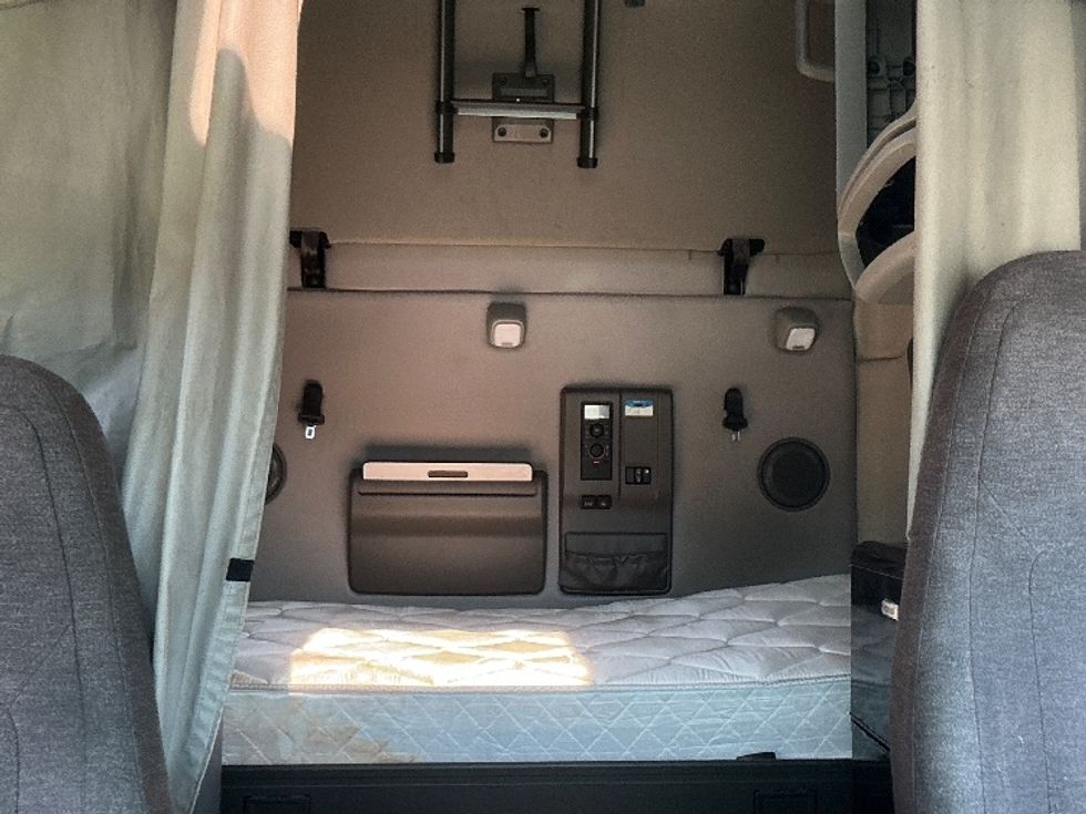 Sleeper Tractor-Heavy Duty Tractors-Volvo-2022-VNL64760-East Chicago-IN-517,873\n\t\tmiles-$ 70,500 - Image 16