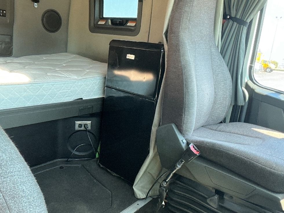 Sleeper Tractor-Heavy Duty Tractors-Volvo-2022-VNL64760-East Chicago-IN-517,873\n\t\tmiles-$ 70,500 - Image 18