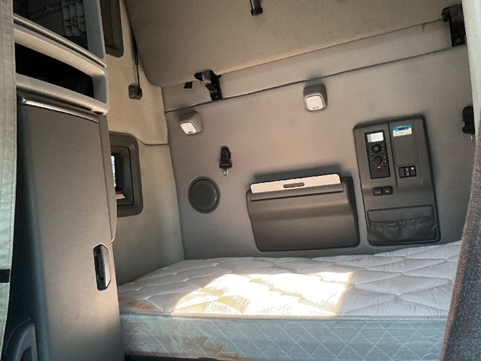 Sleeper Tractor-Heavy Duty Tractors-Volvo-2022-VNL64760-East Chicago-IN-517,873\n\t\tmiles-$ 70,500 - Image 19