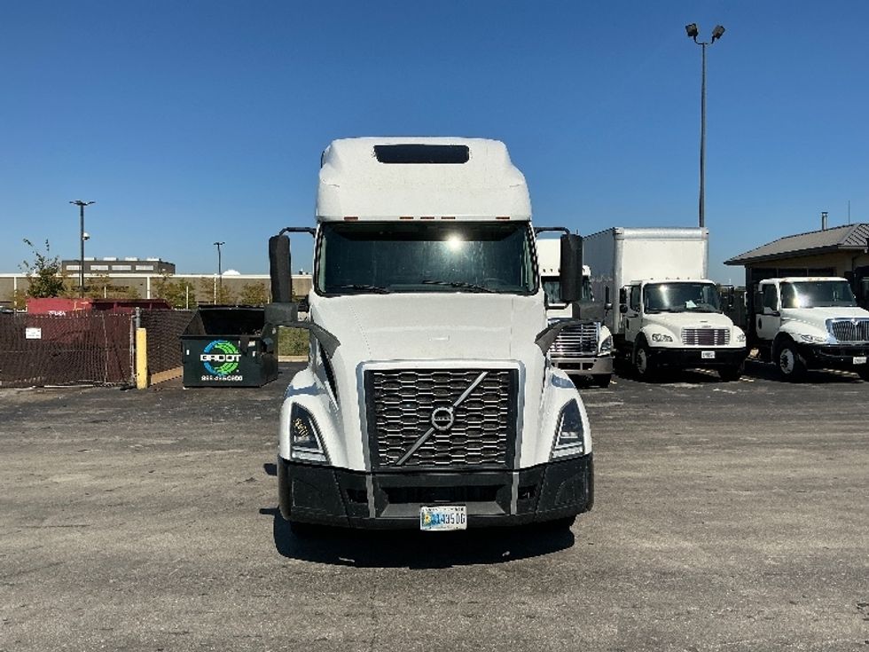 Sleeper Tractor-Heavy Duty Tractors-Volvo-2022-VNL64760-East Chicago-IN-517,873\n\t\tmiles-$ 70,500 - Image 2