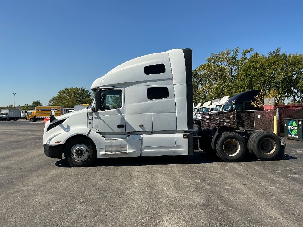 Sleeper Tractor-Heavy Duty Tractors-Volvo-2022-VNL64760-East Chicago-IN-517,873\n\t\tmiles-$ 70,500 - Image 4