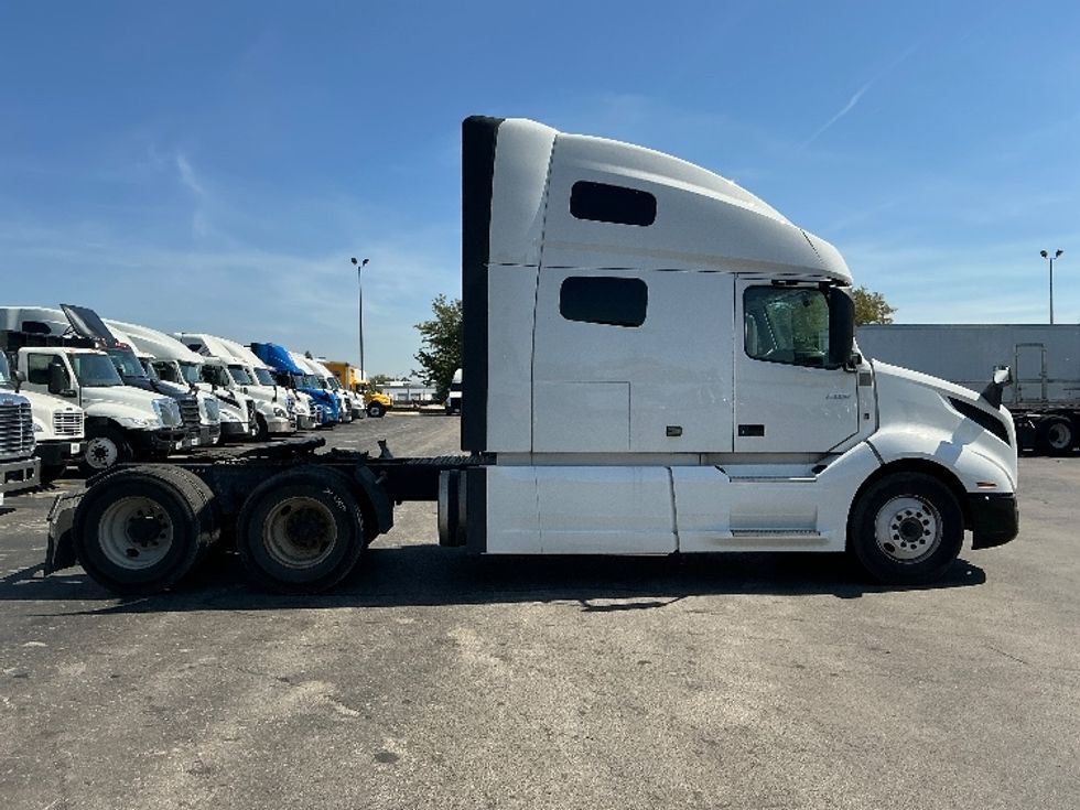 Sleeper Tractor-Heavy Duty Tractors-Volvo-2022-VNL64760-East Chicago-IN-517,873\n\t\tmiles-$ 70,500 - Image 8
