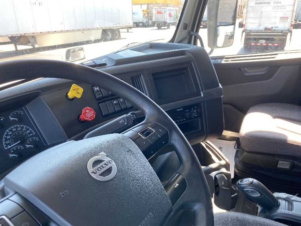 Sleeper Tractor-Heavy Duty Tractors-Volvo-2022-VNL64760-East Chicago-IN-587,670\n\t\tmiles-$ 64,000 - Image 10