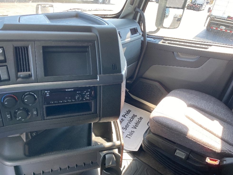 Sleeper Tractor-Heavy Duty Tractors-Volvo-2022-VNL64760-East Chicago-IN-587,670\n\t\tmiles-$ 64,000 - Image 12