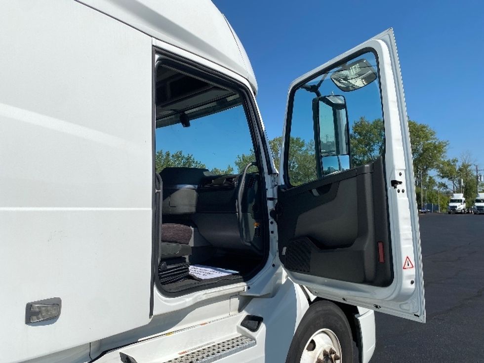 Sleeper Tractor-Heavy Duty Tractors-Volvo-2022-VNL64760-East Chicago-IN-587,670\n\t\tmiles-$ 64,000 - Image 13