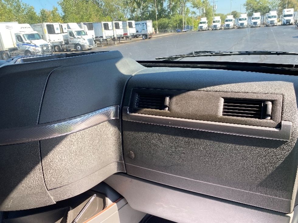 Sleeper Tractor-Heavy Duty Tractors-Volvo-2022-VNL64760-East Chicago-IN-587,670\n\t\tmiles-$ 64,000 - Image 14