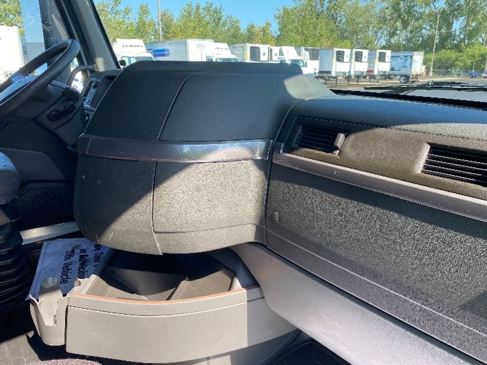 Sleeper Tractor-Heavy Duty Tractors-Volvo-2022-VNL64760-East Chicago-IN-587,670\n\t\tmiles-$ 64,000 - Image 15