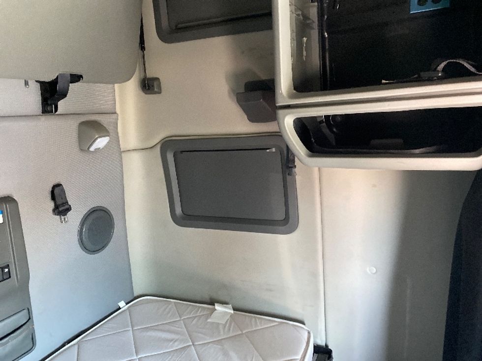 Sleeper Tractor-Heavy Duty Tractors-Volvo-2022-VNL64760-East Chicago-IN-587,670\n\t\tmiles-$ 64,000 - Image 18