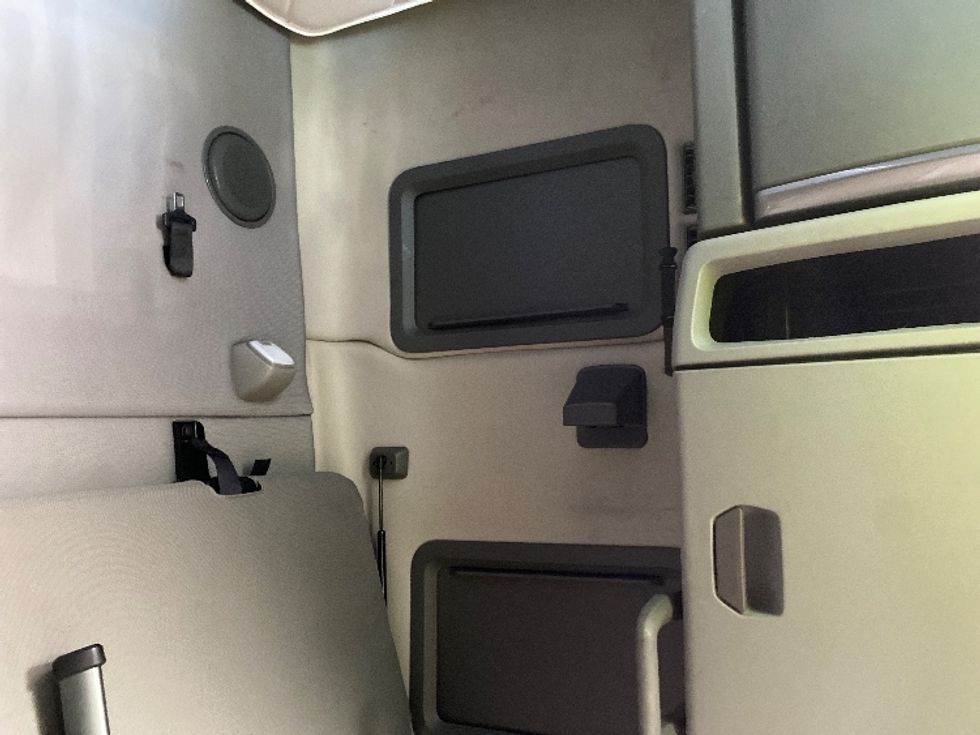 Sleeper Tractor-Heavy Duty Tractors-Volvo-2022-VNL64760-East Chicago-IN-587,670\n\t\tmiles-$ 64,000 - Image 19