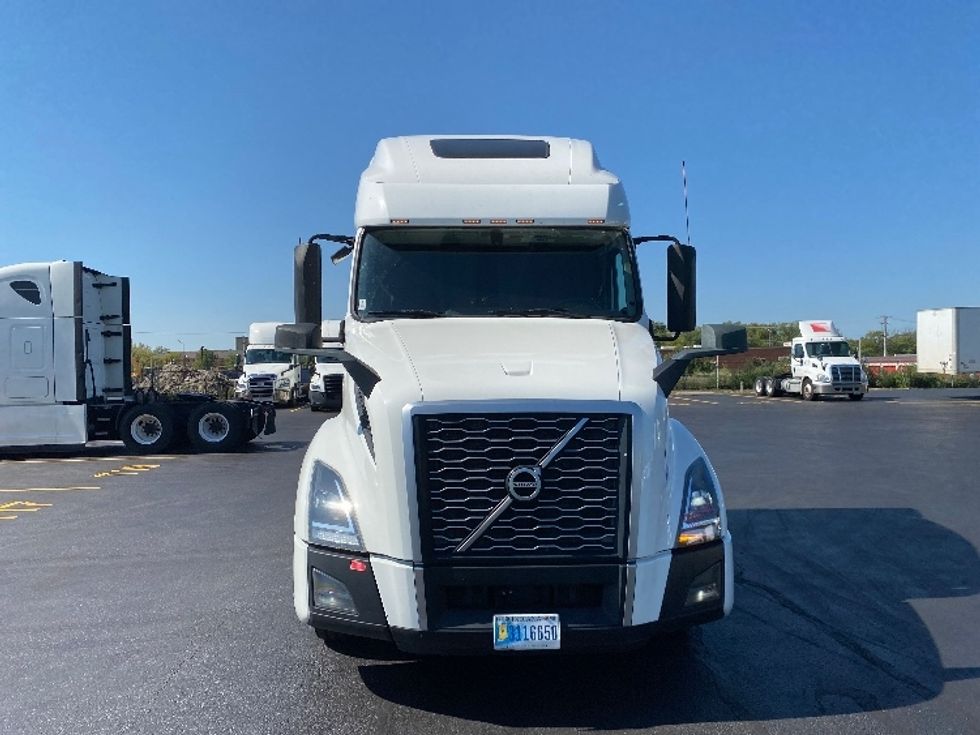 Sleeper Tractor-Heavy Duty Tractors-Volvo-2022-VNL64760-East Chicago-IN-587,670\n\t\tmiles-$ 64,000 - Image 2