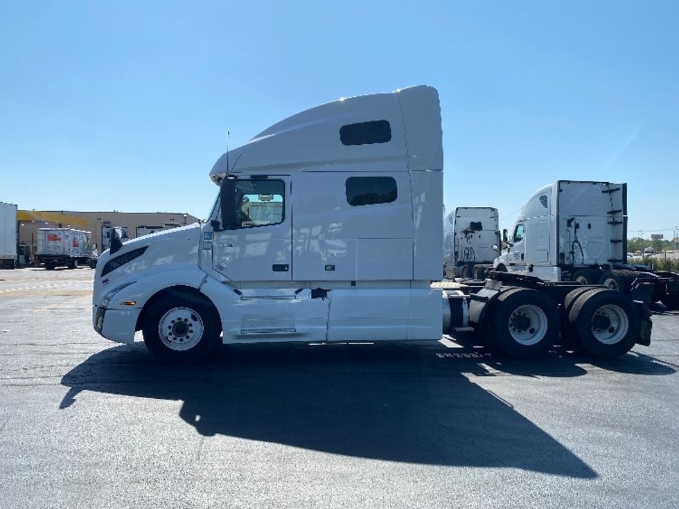 Sleeper Tractor-Heavy Duty Tractors-Volvo-2022-VNL64760-East Chicago-IN-587,670\n\t\tmiles-$ 64,000 - Image 4
