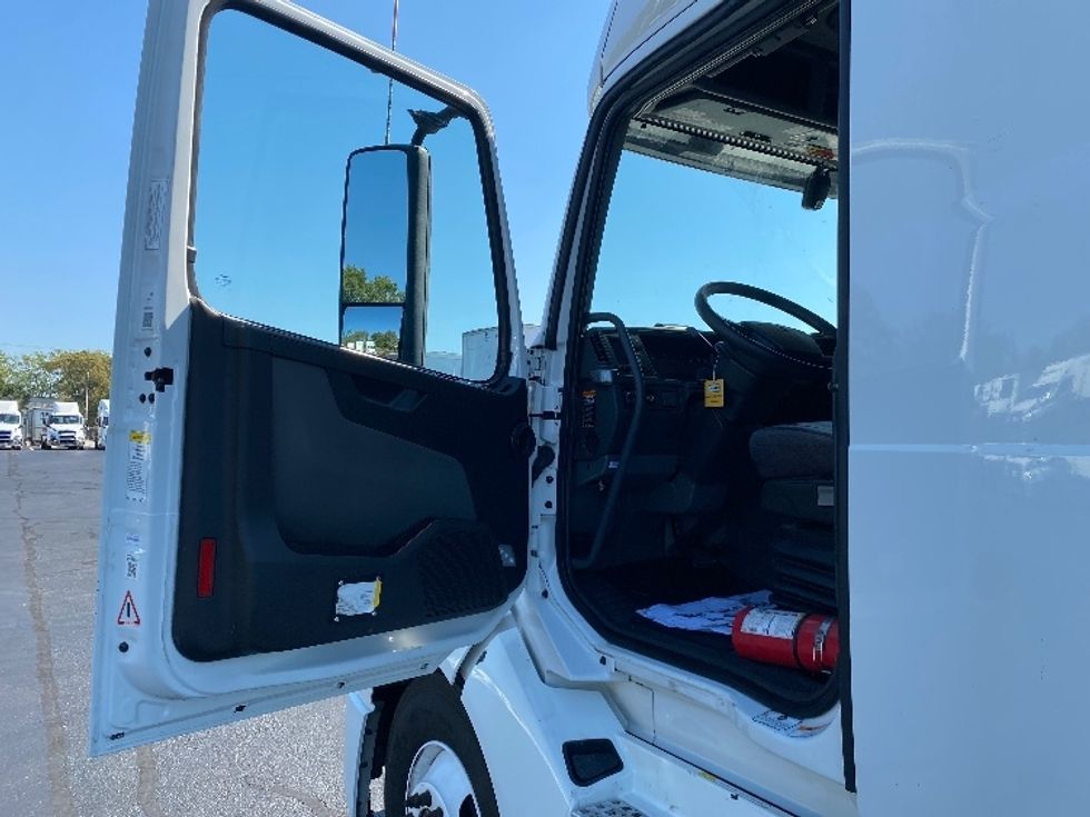 Sleeper Tractor-Heavy Duty Tractors-Volvo-2022-VNL64760-East Chicago-IN-587,670\n\t\tmiles-$ 64,000 - Image 9