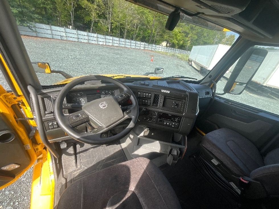 Sleeper Tractor-Heavy Duty Tractors-Volvo-2022-VNL64760-Eden-MD-385,961\n\t\tmiles-$ 78,750 - Image 11
