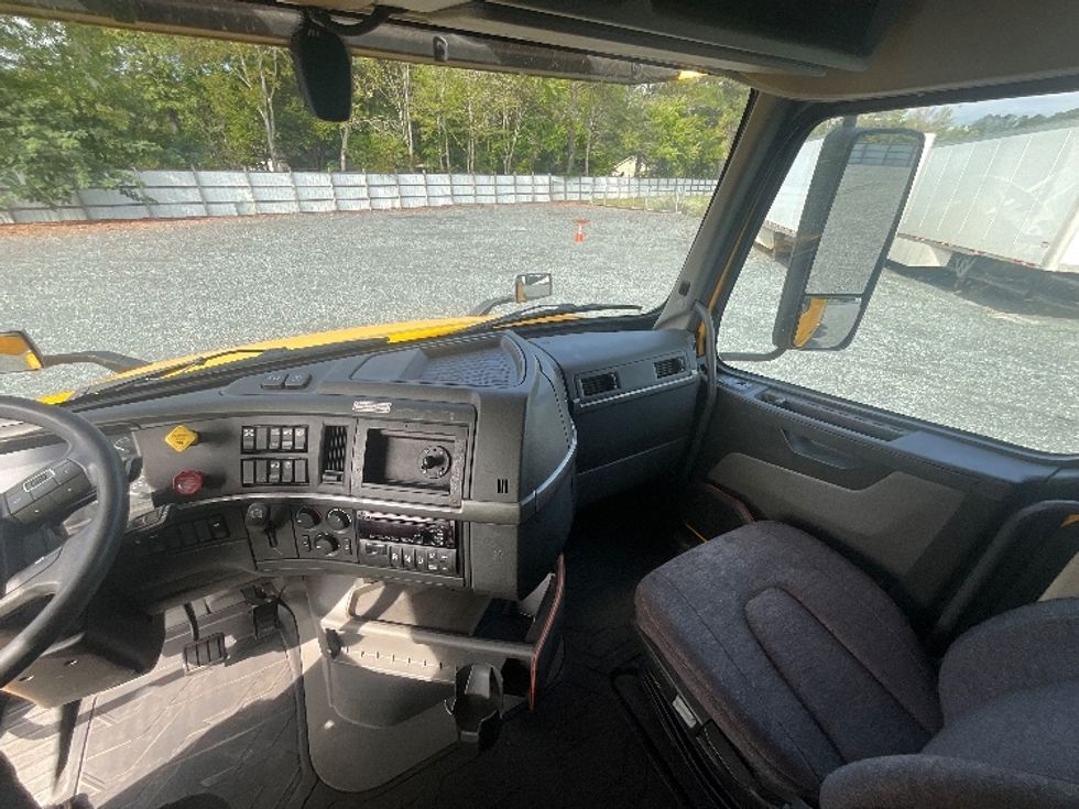 Sleeper Tractor-Heavy Duty Tractors-Volvo-2022-VNL64760-Eden-MD-385,961\n\t\tmiles-$ 78,750 - Image 12