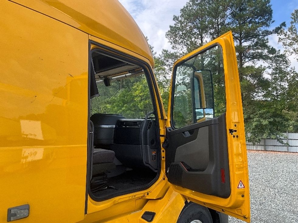 Sleeper Tractor-Heavy Duty Tractors-Volvo-2022-VNL64760-Eden-MD-385,961\n\t\tmiles-$ 78,750 - Image 13