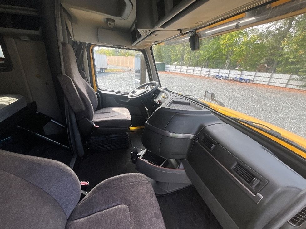 Sleeper Tractor-Heavy Duty Tractors-Volvo-2022-VNL64760-Eden-MD-385,961\n\t\tmiles-$ 78,750 - Image 15