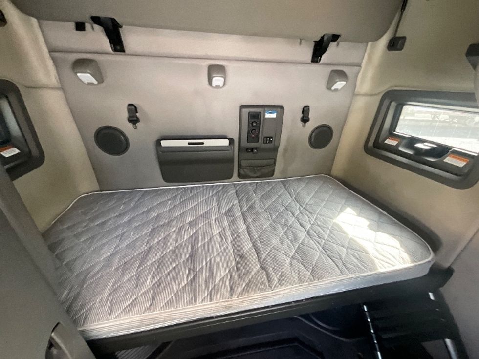 Sleeper Tractor-Heavy Duty Tractors-Volvo-2022-VNL64760-Eden-MD-385,961\n\t\tmiles-$ 78,750 - Image 17