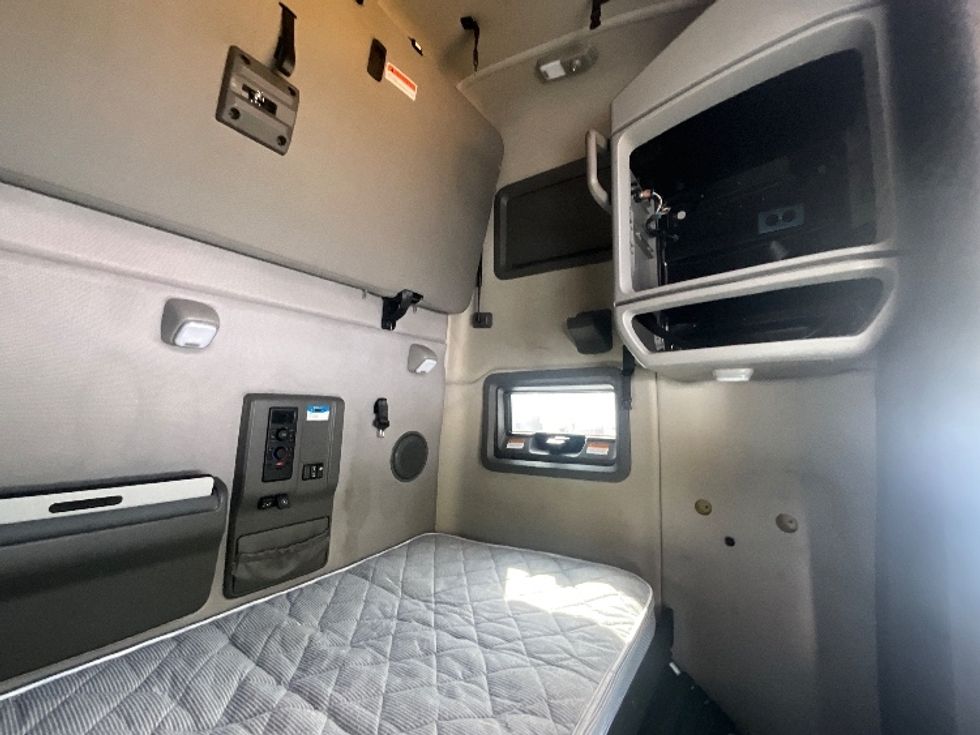 Sleeper Tractor-Heavy Duty Tractors-Volvo-2022-VNL64760-Eden-MD-385,961\n\t\tmiles-$ 78,750 - Image 18