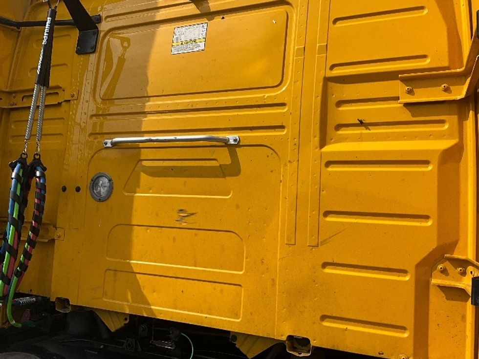 Sleeper Tractor-Heavy Duty Tractors-Volvo-2022-VNL64760-Eden-MD-385,961\n\t\tmiles-$ 78,750 - Image 23