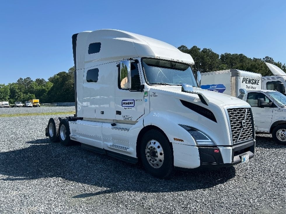 Sleeper Tractor-Heavy Duty Tractors-Volvo-2022-VNL64760-Eden-MD-424,474\n\t\tmiles-$ 84,750 - Image 1