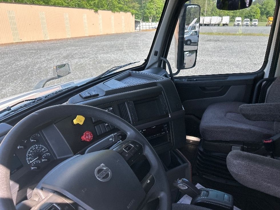 Sleeper Tractor-Heavy Duty Tractors-Volvo-2022-VNL64760-Eden-MD-424,474\n\t\tmiles-$ 84,750 - Image 10