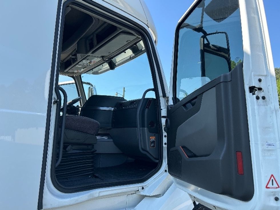 Sleeper Tractor-Heavy Duty Tractors-Volvo-2022-VNL64760-Eden-MD-424,474\n\t\tmiles-$ 84,750 - Image 14