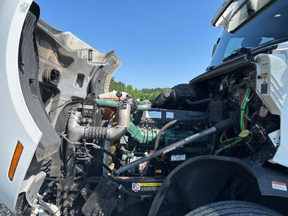 Sleeper Tractor-Heavy Duty Tractors-Volvo-2022-VNL64760-Eden-MD-424,474\n\t\tmiles-$ 84,750 - Image 21