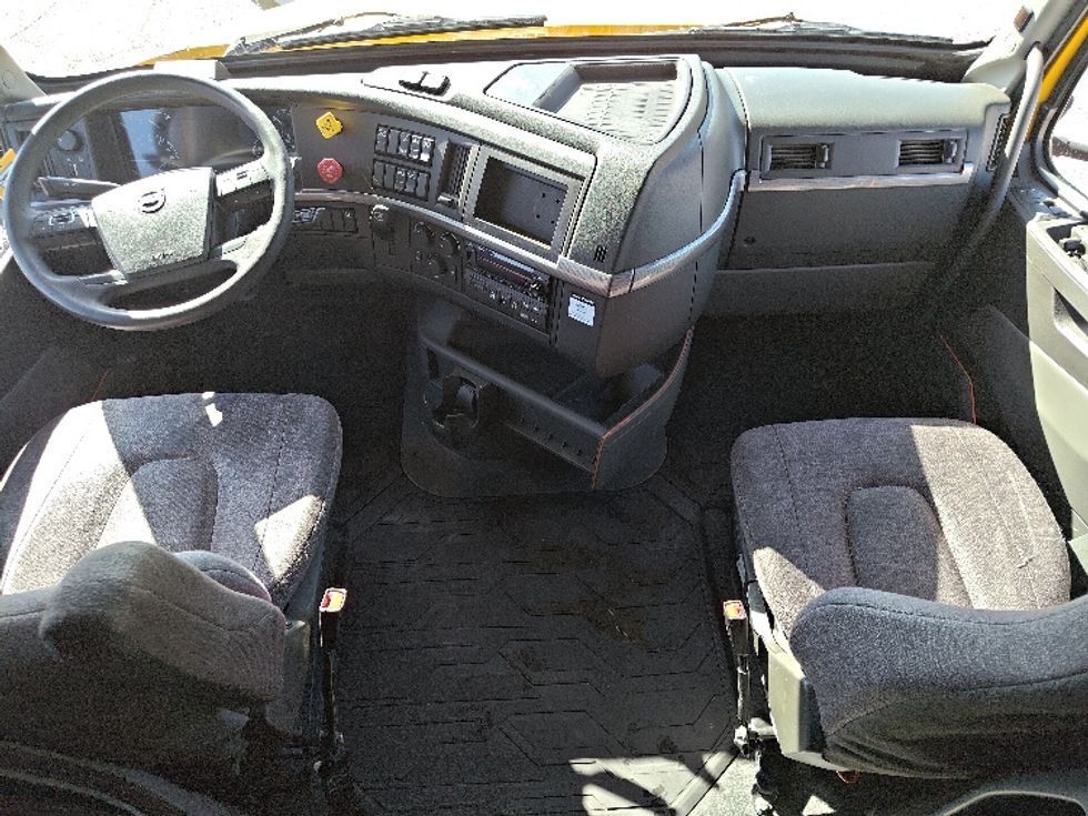 Sleeper Tractor-Heavy Duty Tractors-Volvo-2022-VNL64760-El Paso-TX-429,947\n\t\tmiles-$ 80,500 - Image 12