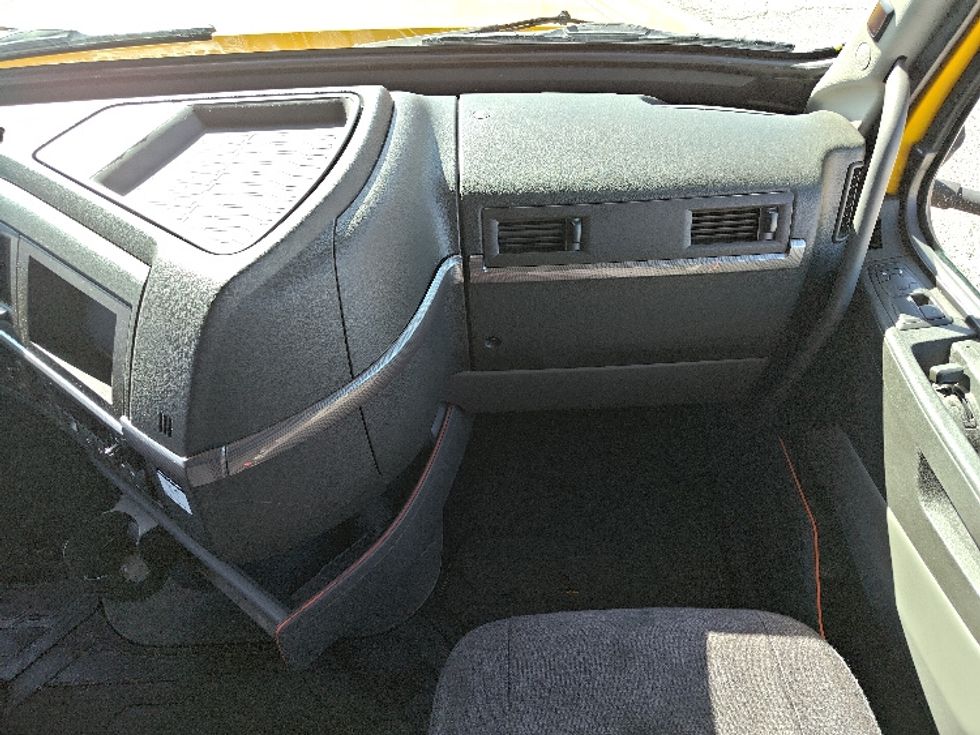 Sleeper Tractor-Heavy Duty Tractors-Volvo-2022-VNL64760-El Paso-TX-429,947\n\t\tmiles-$ 80,500 - Image 14