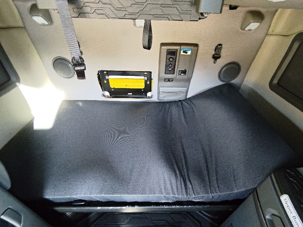 Sleeper Tractor-Heavy Duty Tractors-Volvo-2022-VNL64760-El Paso-TX-429,947\n\t\tmiles-$ 80,500 - Image 17