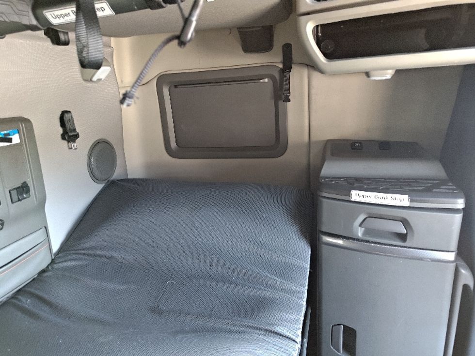 Sleeper Tractor-Heavy Duty Tractors-Volvo-2022-VNL64760-El Paso-TX-429,947\n\t\tmiles-$ 80,500 - Image 18