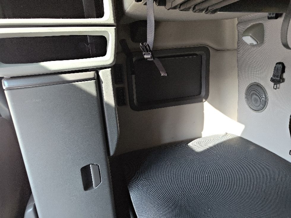 Sleeper Tractor-Heavy Duty Tractors-Volvo-2022-VNL64760-El Paso-TX-429,947\n\t\tmiles-$ 80,500 - Image 19