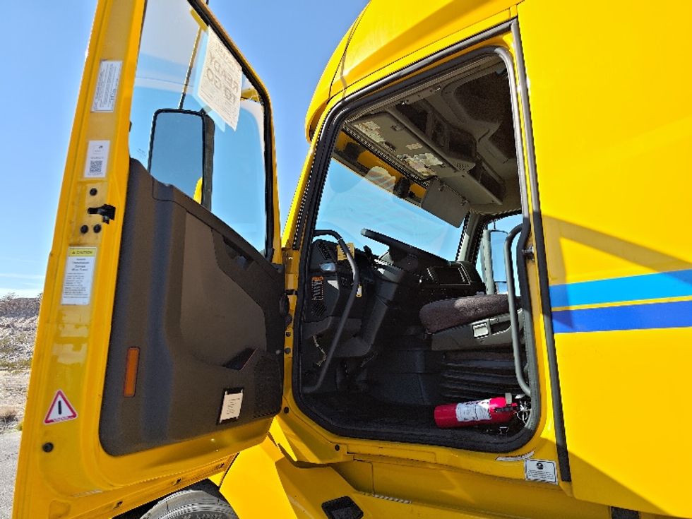 Sleeper Tractor-Heavy Duty Tractors-Volvo-2022-VNL64760-El Paso-TX-429,947\n\t\tmiles-$ 80,500 - Image 9