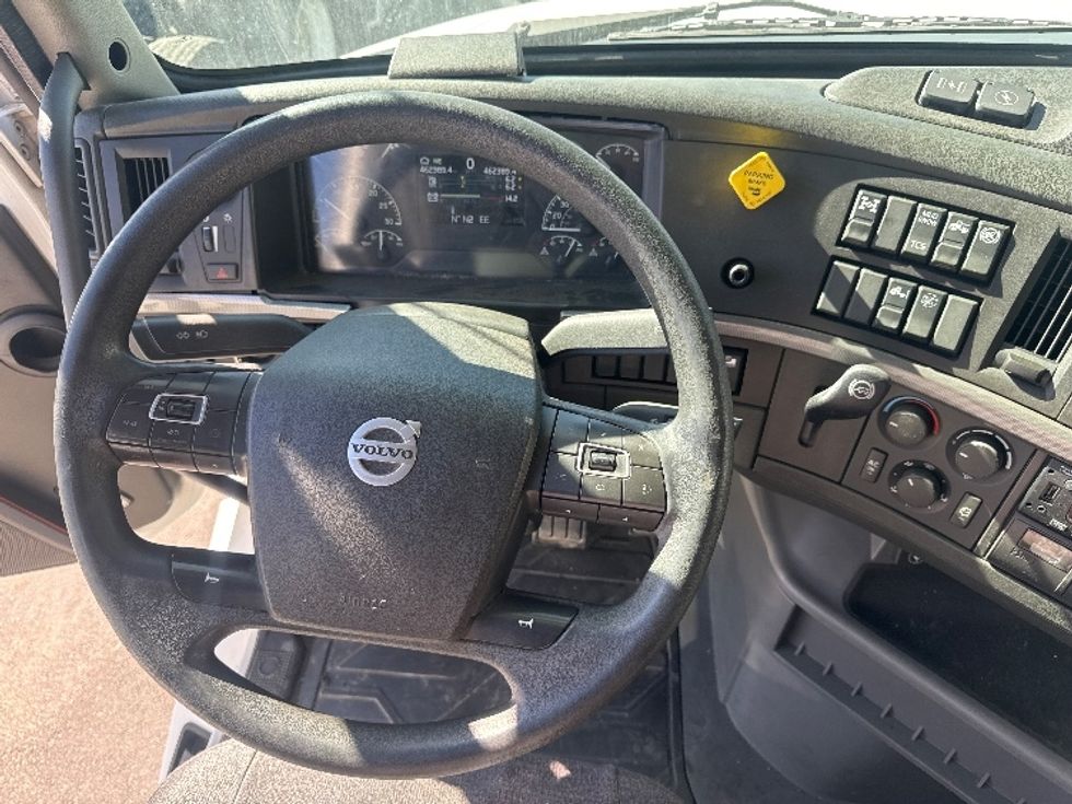 Sleeper Tractor-Heavy Duty Tractors-Volvo-2022-VNL64760-El Paso-TX-462,389\n\t\tmiles-$ 82,500 - Image 11