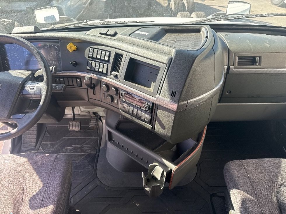 Sleeper Tractor-Heavy Duty Tractors-Volvo-2022-VNL64760-El Paso-TX-462,389\n\t\tmiles-$ 82,500 - Image 12