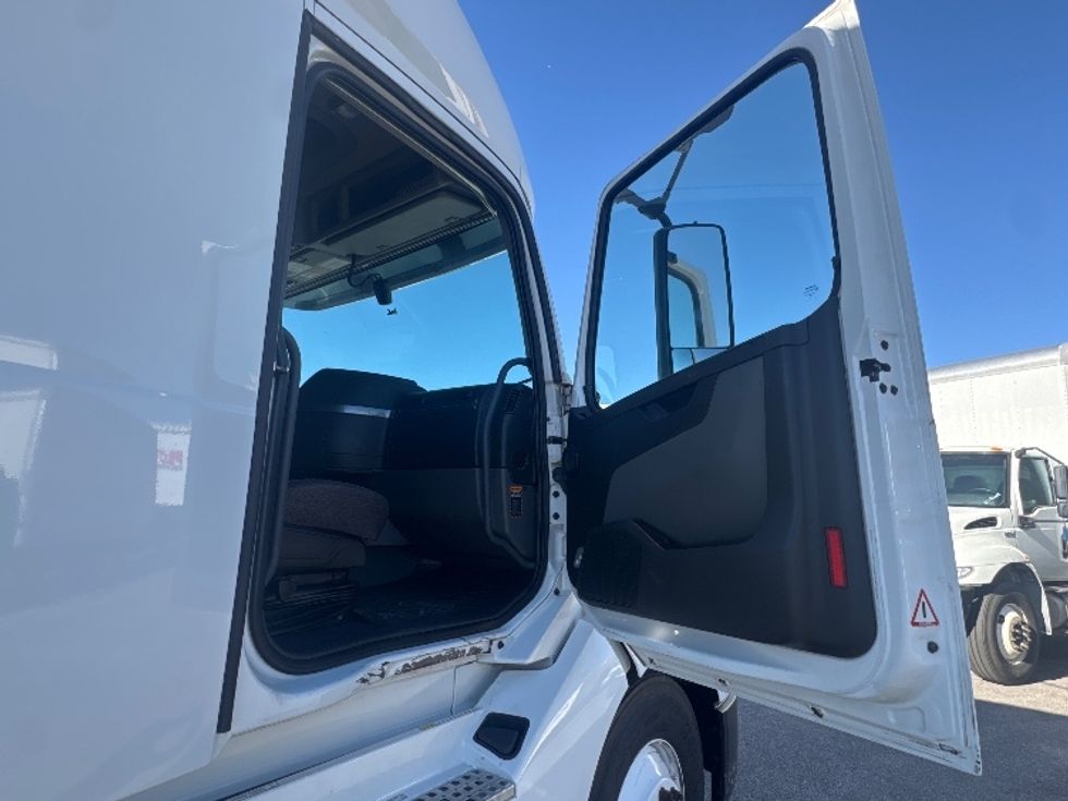 Sleeper Tractor-Heavy Duty Tractors-Volvo-2022-VNL64760-El Paso-TX-462,389\n\t\tmiles-$ 82,500 - Image 13