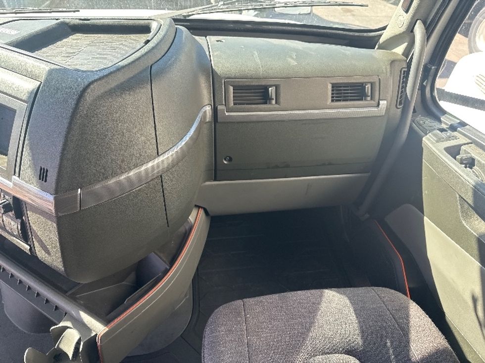 Sleeper Tractor-Heavy Duty Tractors-Volvo-2022-VNL64760-El Paso-TX-462,389\n\t\tmiles-$ 82,500 - Image 14